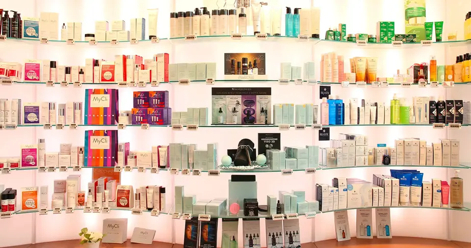 Uno scorcio degli ambienti della Farmacia Calderara