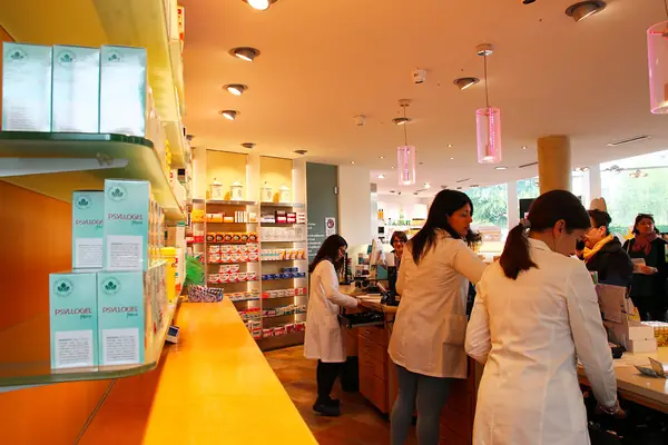 Le farmaciste della Farmacia Calderara al banco con i clienti