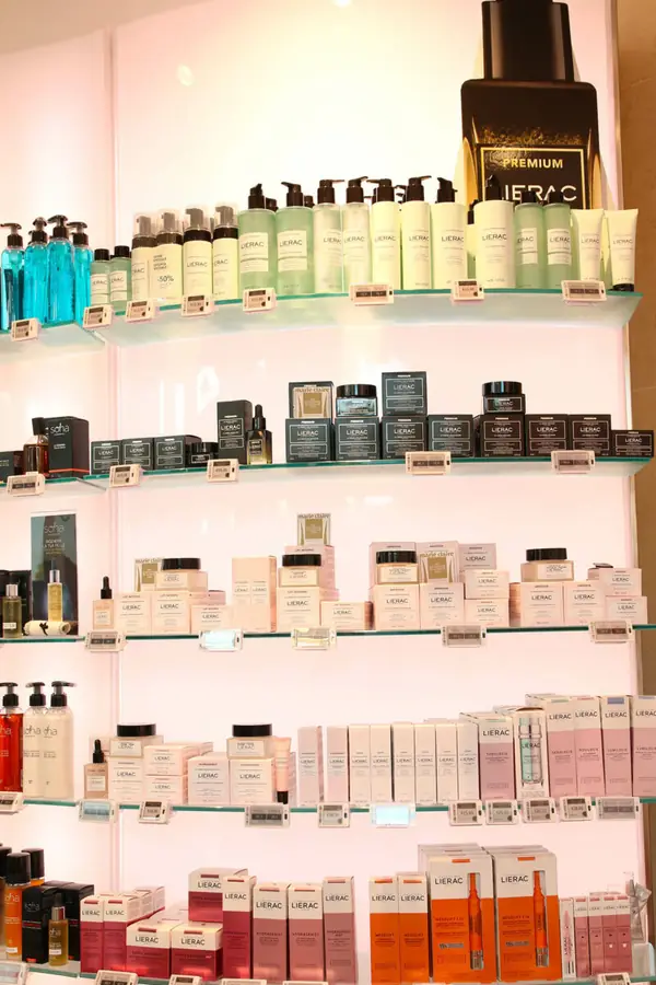 Scaffali con prodotti Jowaé, Lierac e Lierac Homme